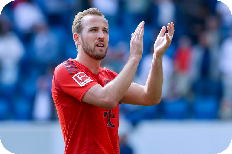 Harry Kane im Trikot des FC Bayern. Kane applaudiert nach der Partie in Richtung der Fans.